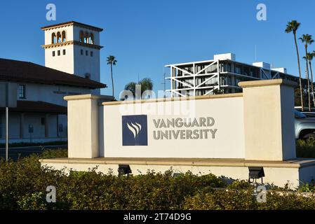 COSTA MESA, CALIFORNIE - 12 NOVEMBRE 2023 : Vanguard University signe, une université protestante privée et le premier collège de 4 ans dans le comté d'Orange. Banque D'Images