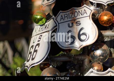 Les voitures Disney California Adventure font leur apparition dans les lumières de Noël. Banque D'Images