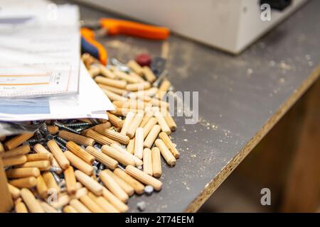 matériaux de menuiserie pour la fabrication de meubles, matériaux dans l'atelier. Banque D'Images