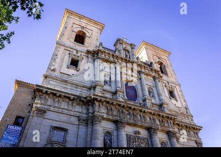 Tolède, Espagne, 08.10.21. Église de San Ildefonso (église jésuite), bâtiment de style baroque avec façade richement décorée avec des reliefs. Banque D'Images