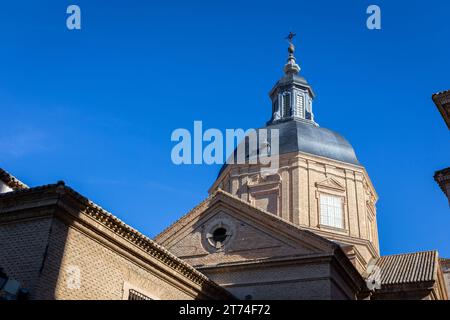 Dôme de l'église baroque de San Ildefonso (église jésuite) à Tolède, Espagne, contre ciel bleu. Banque D'Images