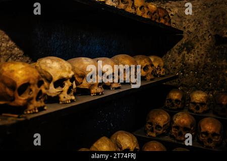 Crânes humains dans de vieilles cryptes ou catacombes. Banque D'Images