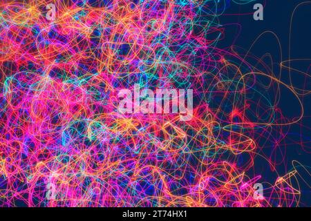 Peinture de lumière abstraite de plusieurs couleurs de néon incandescentes, avec un motif chaotique de squiggle qui traîne vers le bord droit de l'image. Banque D'Images