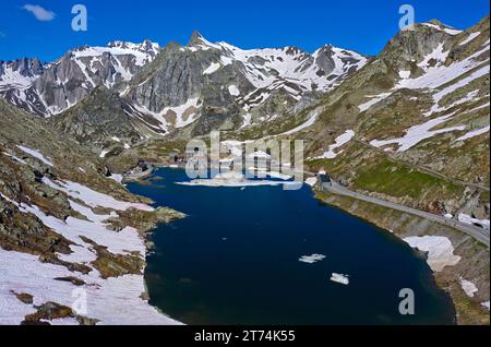 Fonte des neiges sur le lac de montagne du Grand-St-Bernard sur la Great St. Col de Bernard, Bourg-Saint-Bernard, Valais, Suisse Banque D'Images