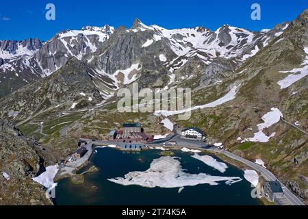 Fonte des neiges sur le lac de montagne du Grand-St-Bernard sur la Great St. Col de Bernard, Bourg-Saint-Bernard, Valais, Suisse Banque D'Images