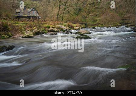 Eau qui coule rapidement sur les rivières à National Trusts Watersmeet à North Devon, Devon, Angleterre, Royaume-Uni. Partie du parc national Exmoor. Banque D'Images