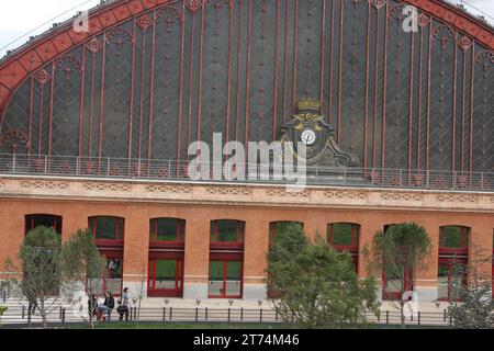 Madrid Atocha (en espagnol : Estación de Madrid Atocha, également appelée Madrid Puerta de Atocha) est la plus grande gare ferroviaire de Madrid. Banque D'Images