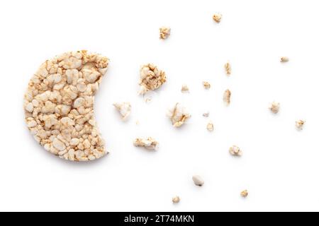 Chips de gâteau de riz soufflé d'en haut isolé sur fond blanc, collation saine. Banque D'Images