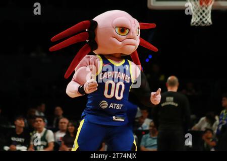 Mexico, Ciudad de Mexico, Mexique. 13 novembre 2023. 12 novembre 2023 à Mexico, Mexique : mascotte Juanjolote des Capitanes de Mexico, lors du match Mexico City Capitanes vs Birmingham Squadron de la NBA G League à Mexico City Arena. Le 12 novembre 2023. À Mexico. (Image de crédit : © Carlos Santiago/eyepix via ZUMA Press Wire) USAGE ÉDITORIAL SEULEMENT! Non destiné à UN USAGE commercial ! Banque D'Images