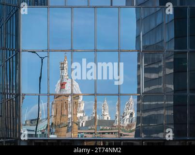 Le reflet de la cathédrale St Pauls dans une fenêtre de bloc de bureaux, centre de Londres, Angleterre, Royaume-Uni Banque D'Images