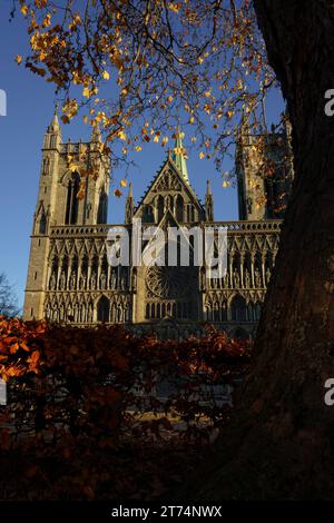 Une église ornée est entourée d'un paysage vibrant par une journée d'automne croustillante, sa grande flèche dominant les environs Banque D'Images