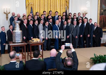 Washington, Vereinigte Staaten. 13 novembre 2023. Le président américain Joe Biden pose pour des photos avec les Golden Knights de Las Vegas lors d'une cérémonie de bienvenue à la Maison Blanche à Washington, DC, célébrant leur victoire en coupe Stanley 2023 le lundi 13 novembre 2023. Crédit : Chris Kleponis/CNP/dpa/Alamy Live News Banque D'Images