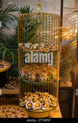 Variété d'en-cas légers, apéritifs sur la table du buffet au restaurant. Fruits de mer. Une alimentation saine. Banque D'Images