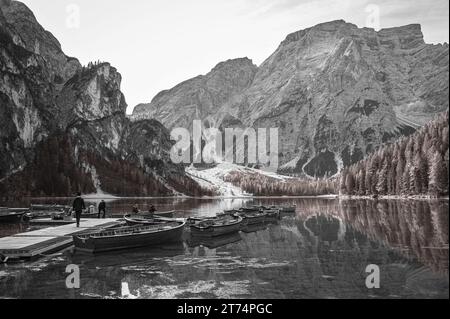 Aspect pictural d'un lac de Braies dans les Dolomites italiennes Banque D'Images