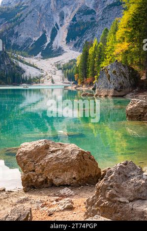 Lac de couleur turquoise Braies (Pragser Wildsee) dans les montagnes des Dolomites italiennes en automne. Banque D'Images