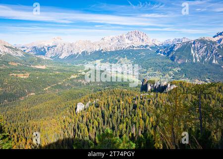 Montagnes avec des mélèzes et des épinettes dans les montagnes Dolomites italiennes Banque D'Images