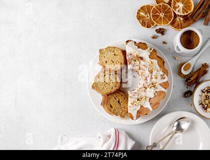 Gâteau à la citrouille bundt arrosé d'un glaçage au sucre en poudre coupé sur des pieses Banque D'Images