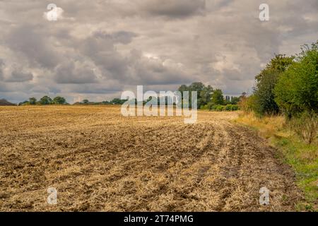Champs labourés près de Fyfield Essex, par temps nuageux Banque D'Images