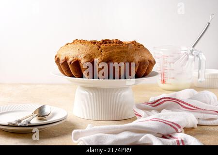 Gâteau Bundt à la citrouille prêt pour la cerise sur un support à gâteaux Banque D'Images