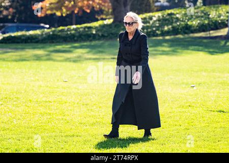 Washington, États-Unis. 13 novembre 2023. Première dame Jill Biden marchant sur la pelouse sud vers la Maison Blanche. (Photo de Michael Brochstein/Sipa USA) crédit : SIPA USA/Alamy Live News Banque D'Images