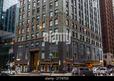 Entrée du Carbide & Carbon Building, un gratte-ciel Art déco de 37 étages et 153 m de haut construit en 1929 sur Michigan Avenue à Chicago. Il est revêtu de granit noir, de terre cuite verte et dorée, avec des feuilles d'or et des ornements en bronze. Il a été converti en hôtel en 2004. Carbide & Carbon Building, Chicago, États-Unis Banque D'Images