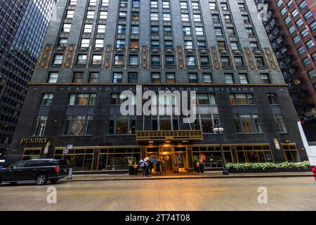 Entrée du Carbide & Carbon Building, un gratte-ciel Art déco de 37 étages et 153 m de haut construit en 1929 sur Michigan Avenue à Chicago. Il est revêtu de granit noir, de terre cuite verte et dorée, avec des feuilles d'or et des ornements en bronze. Il a été converti en hôtel en 2004. Carbide & Carbon Building, Chicago, États-Unis Banque D'Images