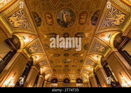 Plafond dans le Grand salon de la Palmer House, Chicago. L'hôtel de luxe a ouvert ses portes en 1873, construit pour le compte de l'homme d'affaires Potter Palmer. C'était un cadeau de mariage pour sa femme Bertha Honoré Palmer. Palmer House a Hilton Hotel, Chicago, Illinois, États-Unis. Les fresques du plafond du hall sont des peintures allégoriques de l'artiste français Louis Pierre Rigal Banque D'Images