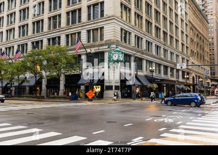 Horloge emblématique du Marshall Field Building (qui abrite maintenant Macy's) sur State Street dans le quartier Loop de Chicago, Illinois, États-Unis. Depuis 1897, l'horloge de l'un des premiers grands magasins de Chicago est un lieu de rencontre depuis des générations : « rencontrons-nous sous l'horloge Marshall Field ». Marshall Field and Company, Chicago, États-Unis Banque D'Images