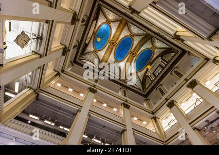 Mosaïque de plafond voûté du grand magasin Macy avec lampes Tiffany, Chicago, États-Unis. Plafond en mosaïque dans les grands magasins Macy's State Street, Chicago, Marshall Fields Building Banque D'Images