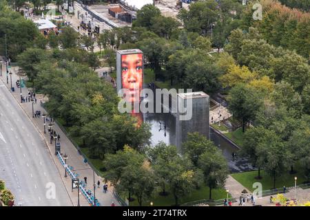 La Fontaine de la Couronne est une sculpture publique de 2 50 pieds. Tours LED & une piscine réfléchissante, par l'artiste catalan Jaume Plensa à Chicago, États-Unis Banque D'Images