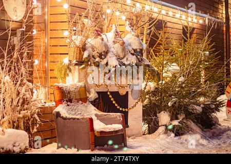 Décor de Noël dans la cour arrière. Décorations festives du nouvel an. Porche de maison décoré pour Noël. Banque D'Images