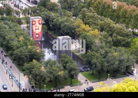 La Fontaine de la Couronne est une sculpture publique de 2 50 pieds. Tours LED & une piscine réfléchissante, par l'artiste catalan Jaume Plensa à Chicago, États-Unis Banque D'Images