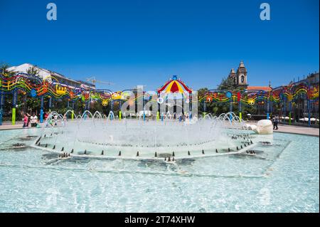 Braga, Portugal - juin 30 2023 : Belle fontaine sur la place de la République à Braga, nord du Portugal, conclu, en 1559 Banque D'Images