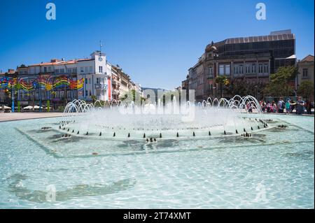 Braga, Portugal - juin 30 2023 : Belle fontaine sur la place de la République à Braga, nord du Portugal, conclu, en 1559 Banque D'Images