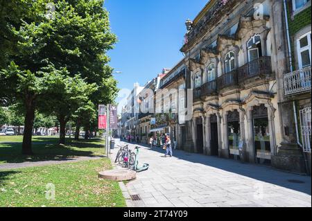 Braga, Portugal - juin 30 2023 : personnes marchant dans le centre-ville de Braga, nord du Portugal, foyer sélectif Banque D'Images