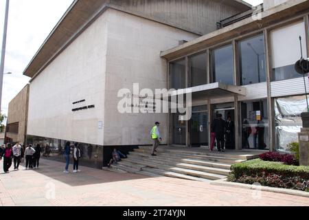 Bogota, Colombie - juillet 2023. Entrée de la bibliothèque Luis Angel Arango dans le quartier de la Candelaria dans le centre-ville de Bogota Banque D'Images