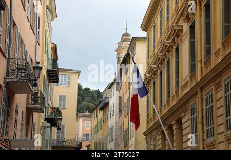 Drapeau français flottant à la rue de la Préfecture à Nice Banque D'Images