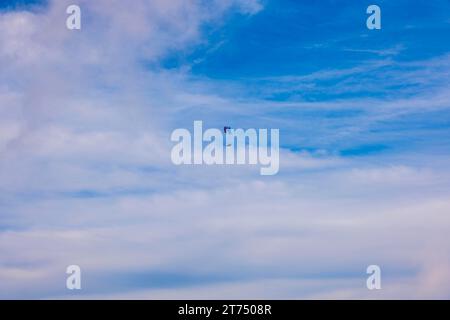 Vue aérienne au-dessus de beaux nuages et un parapente volant avec la lumière du soleil au Tessin, Suisse Banque D'Images