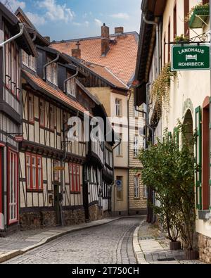 Vue sur la rue pittoresque avec des maisons médiévales colorées à colombages dans le conte de fées Wernigerode, Allemagne Banque D'Images