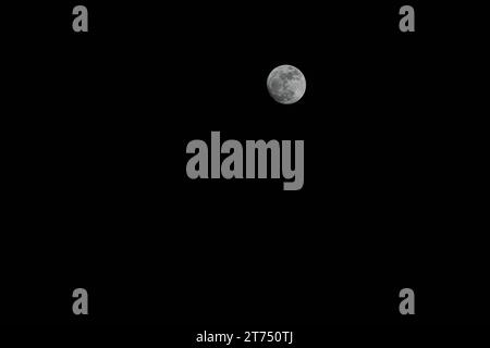 Presque pleine lune bleue Banque D'Images