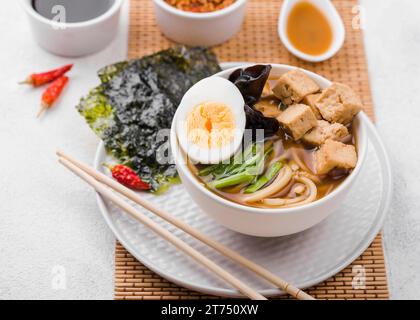 Soupe de nouilles ramen asiatique avec œuf Banque D'Images