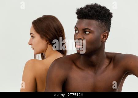 Homme noir femme blanche posant ensemble Banque D'Images
