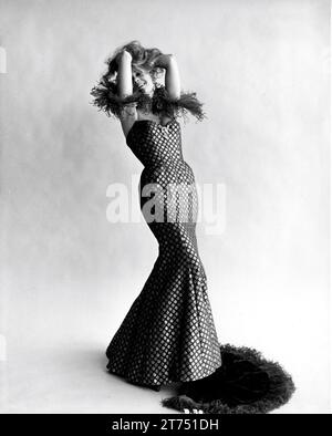 Portrait en pied de JANE FONDA en CAT BALLOU 1965 le réalisateur ELLIOT SILVERSTEIN Gowns for Miss Fonda par Bill Thomas Harold Hecht Corporation / Columbia Pictures Banque D'Images