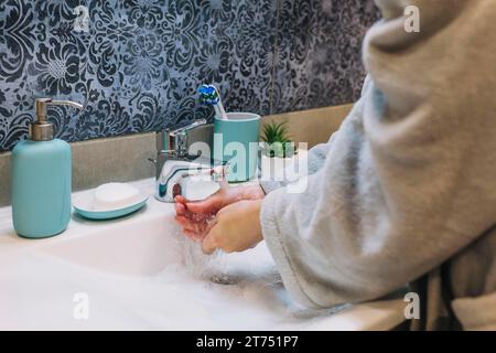 Femme de récolte se lavant les mains Banque D'Images
