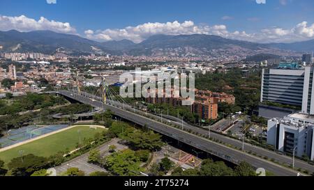 Medellin, Antioquia - Colombie. 13 novembre 2023. Panoramique du pont sud de 4, inauguré en 2012 Banque D'Images