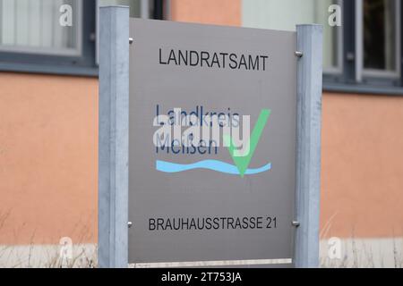 13 novembre 2023, Saxe, Meißen : un panneau avec l'inscription 'Landratsamt Landkreis Meißen'. Photo : Sebastian Kahnert/dpa Banque D'Images