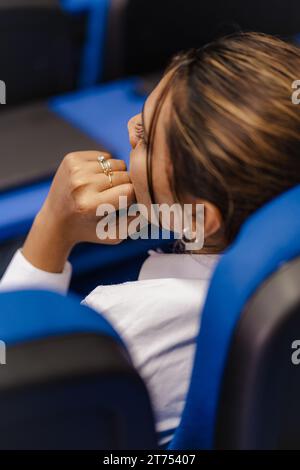 Groupe multiculturel d'étudiants universitaires collaboration et partage des connaissances Banque D'Images