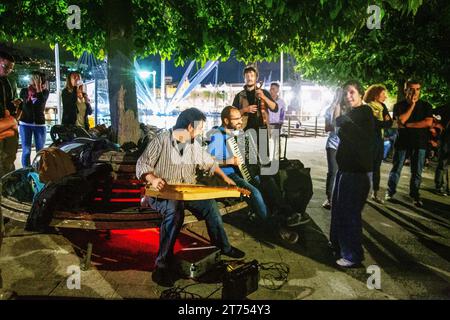 09-22-2015 Gênes, Italie musiciens- (accordéon et autres ) sur la fête en plein air plusieurs couples dansant à Gênes . Derrière - lumières du port de Gênes dans Banque D'Images