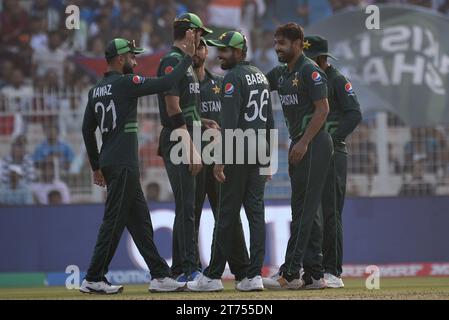 Kolkata, Ciudad de Mexico, Inde. 13 novembre 2023. 11 novembre, Kolkata, Inde : Haris Rauf, du Pakistan, célèbre après avoir pris le guichet de l'Angleterre Jonny Bairstow lors du match de la coupe du monde de cricket masculin ICC 2023 entre l'Angleterre et le Pakistan au stade Eden Gardens. Le 11 novembre 2023 à Kolkata, en Inde. (Image de crédit : © Dipa Chakraborty/eyepix via ZUMA Press Wire) USAGE ÉDITORIAL SEULEMENT! Non destiné à UN USAGE commercial ! Banque D'Images