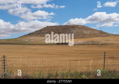 Belle campagne espagnole. Vue panoramique sur le champ de chaume près des Fuentes de Valdepero, Palencia, Espagne. Paysage agricole. Banque D'Images